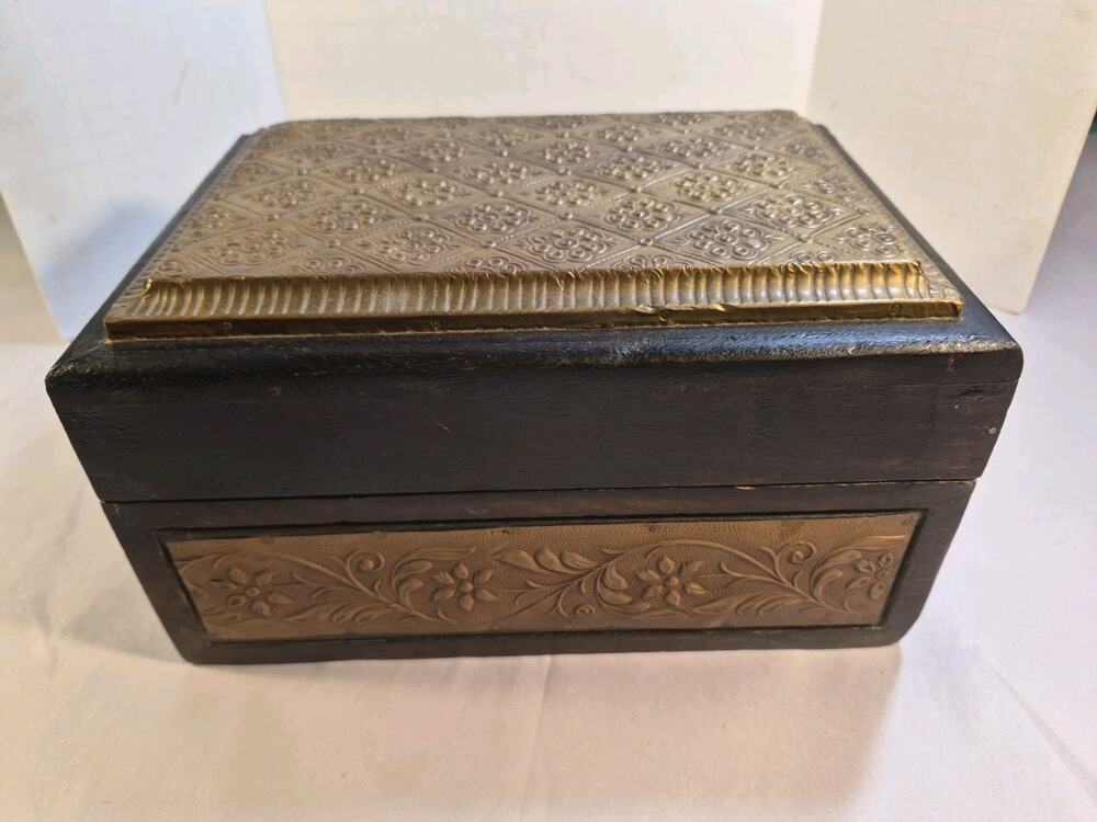 Vintage Wood Trinket/Treasure/Jewelry Box with BRASS Flower Inlay